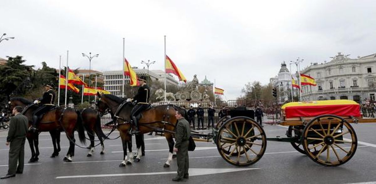 Recorregut solemne del fèretre per la plaça de Cibeles, després d’abandonar el Congrés dels Diputats.