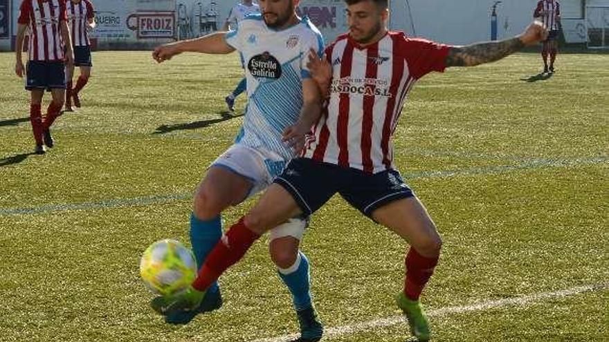 Dos jugadores disputan un balón durante el partido. // Gonzalo Núñez