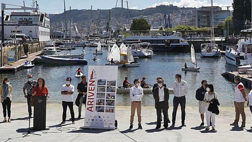 Miembros de la entidad en la presentación celebrada ayer a mediodía en el Náutico de Vigo.