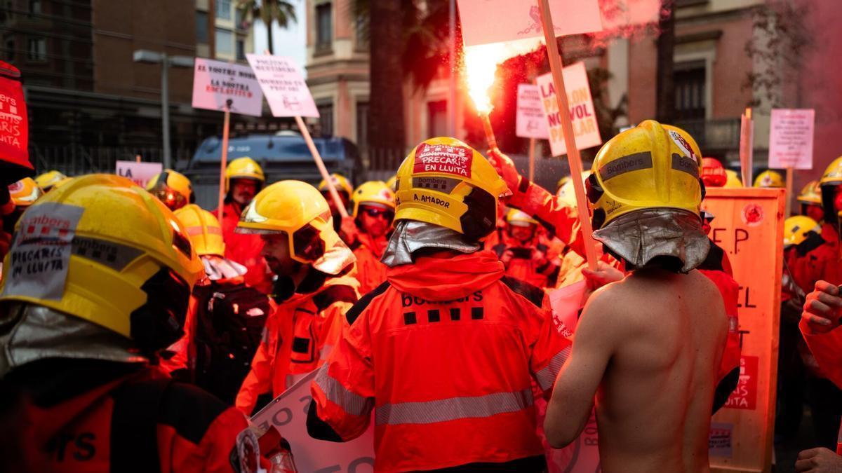 Bombers durant una concentració davant la Consellería de Interior