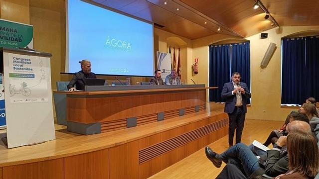 Uxío Benítez expone el plan Ágora en Cádiz.
