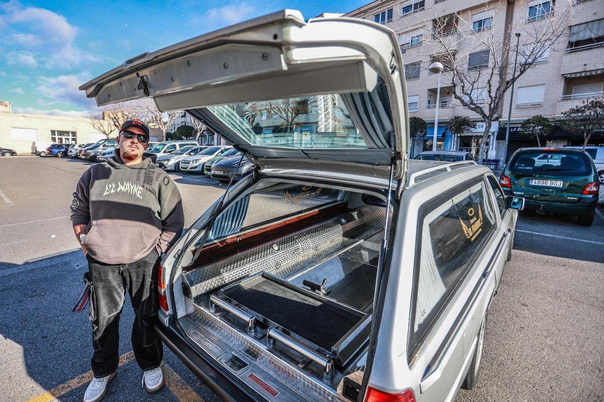 La gente se muere de risa cuando lee el rótulo de su coche