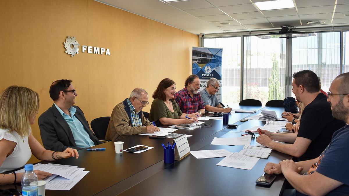 Un momento de la firma del convenio del comercio del metal en Fempa.