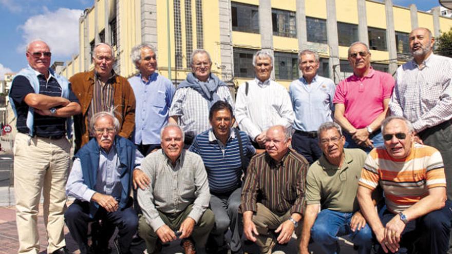 En la imagen, delante del viejo Estadio Insular, en Ciudad Jardín, los catorce &#039;diablillos&#039; que ayer se reencontraron después de muchos años. De pie, de izquierda a derecha, Samper, Castellano, Cachicha, Megido, Lolín, Antonio Juan, Germán y Óscar; agachados, Oramas, Martín, Rafael, Mujica, Lasso y Blanco.