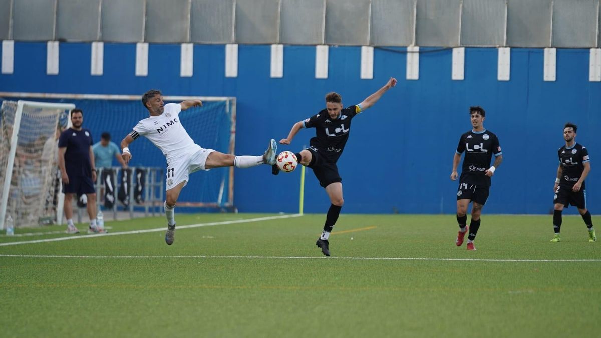 Acción de un jugador del Ciudad de Lucena y del Atlético Central.
