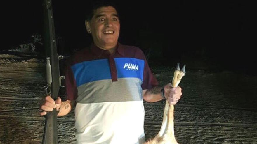 Maradona incendia las redes por una polémica foto de caza