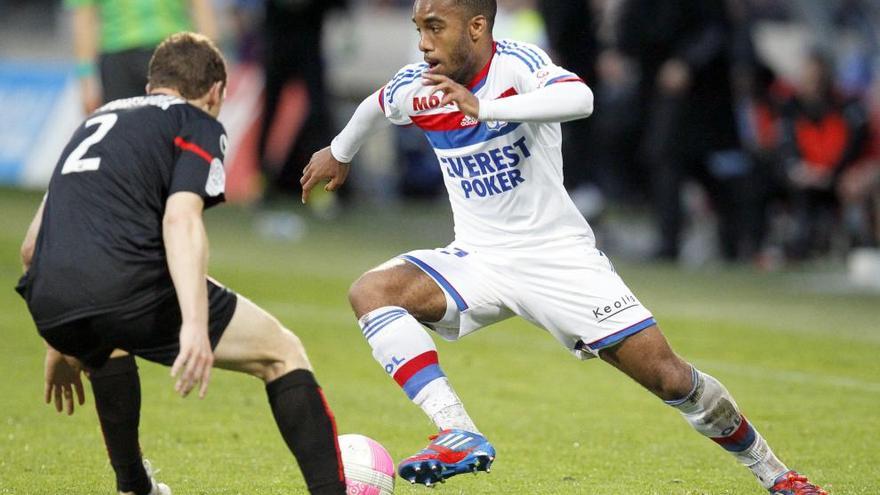 Lacazette, en un partido con el Olympique de Lyon.