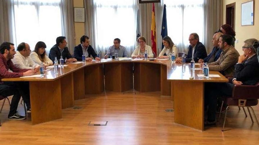 Pleno constitutivo ayer de la corporación. El alcalde es el quinto por la dcha. // FDV