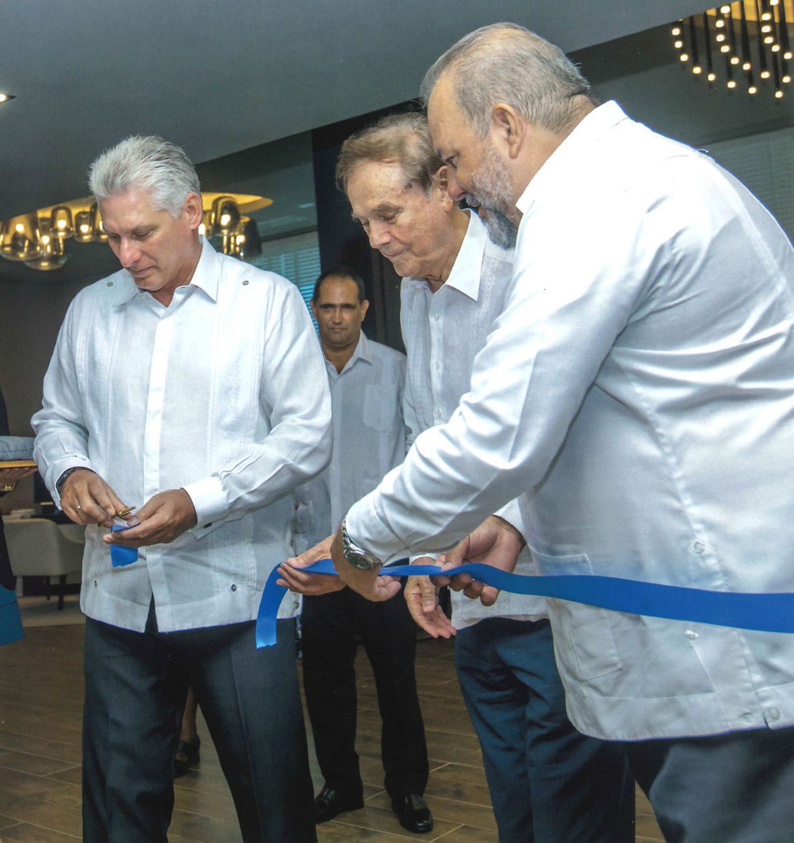 Escarrer con el Primer Ministro cubano Manuel Marrero y  con el Presidente Díaz Canel.