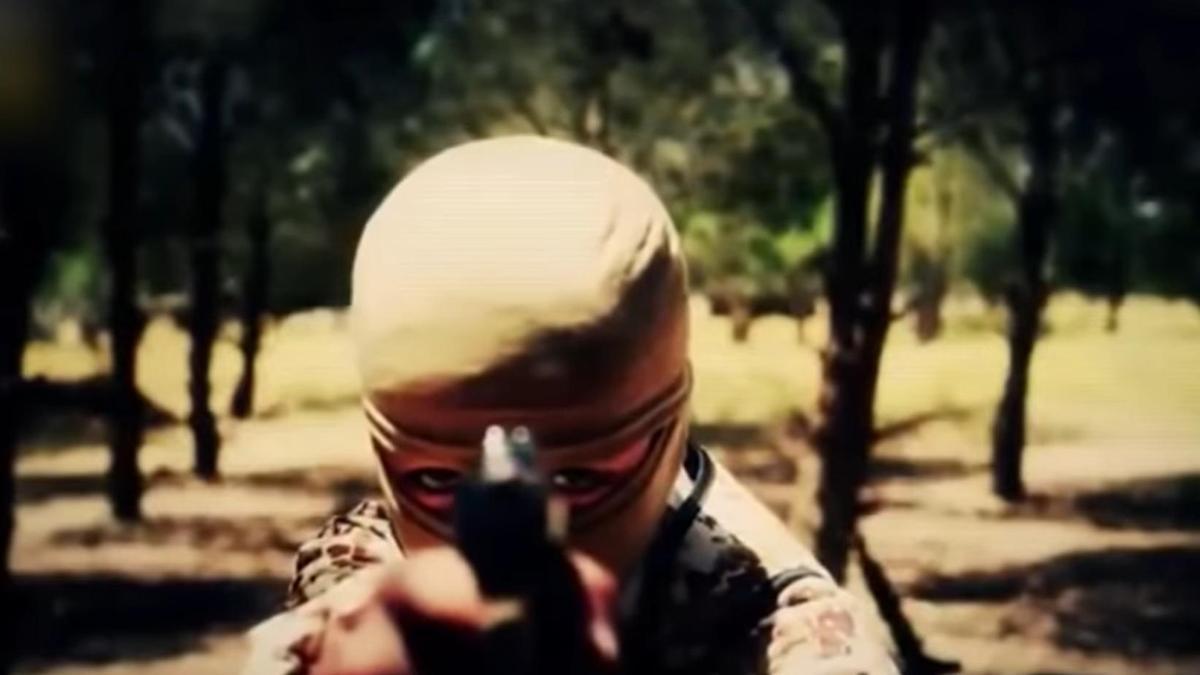 Un menor armado y embozado, en un vídeo de propaganda del ISIS