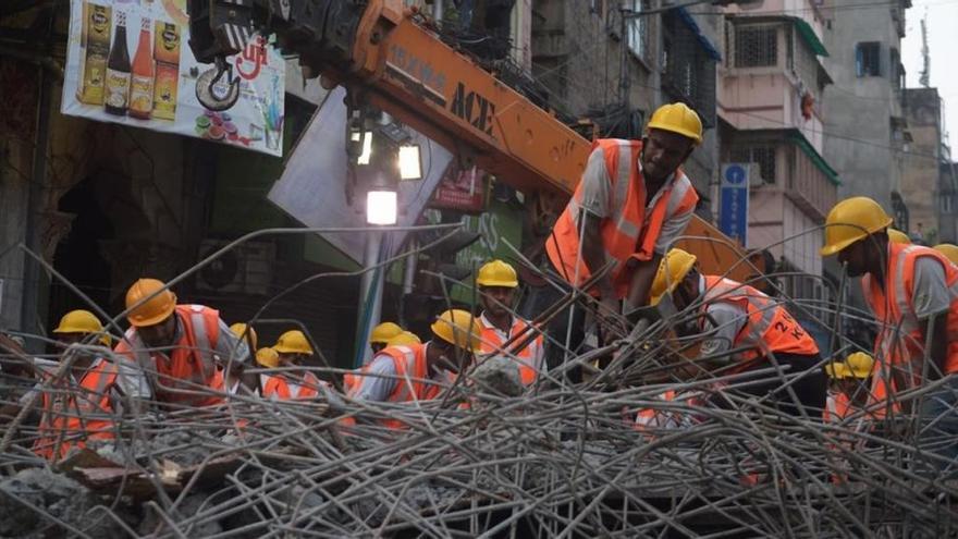 Al menos 23 muertos y 90 heridos al derrumbarse un puente en la India