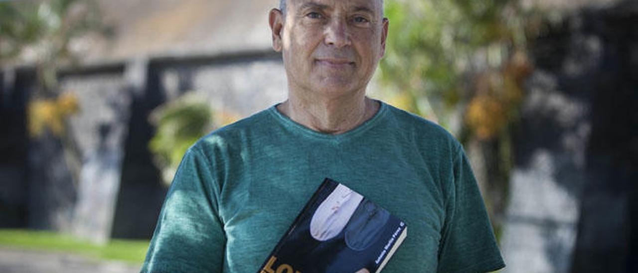 Antonio Martín, autor de Lonitas negras, junto a la Casa de la Pólvora de Santa Cruz de Tenerife, ayer. LP / DLP