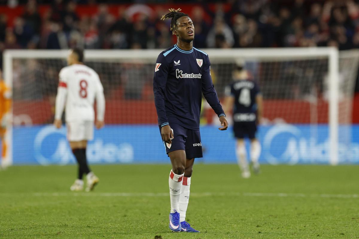 El delantero del Athletic Club, Nico Williams, durante el encuentro correspondiente a la jornada 21 de Laliga EA Sports que disputaron Sevilla y Athletic Club en el estadio Sánchez Pizjuán de Sevilla. EFE / Julio Muñoz