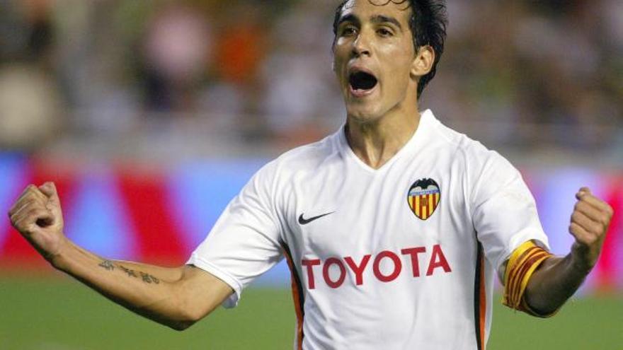 Vicente celebra un gol con el Valencia hace unas temporadas