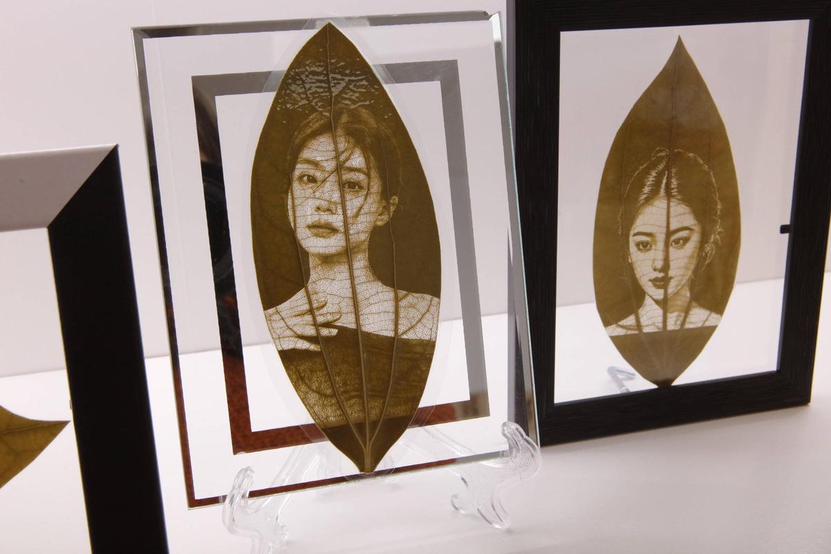 Gerahmte Gravuren auf einem Blatt des chinesischen Baum des Friedens.