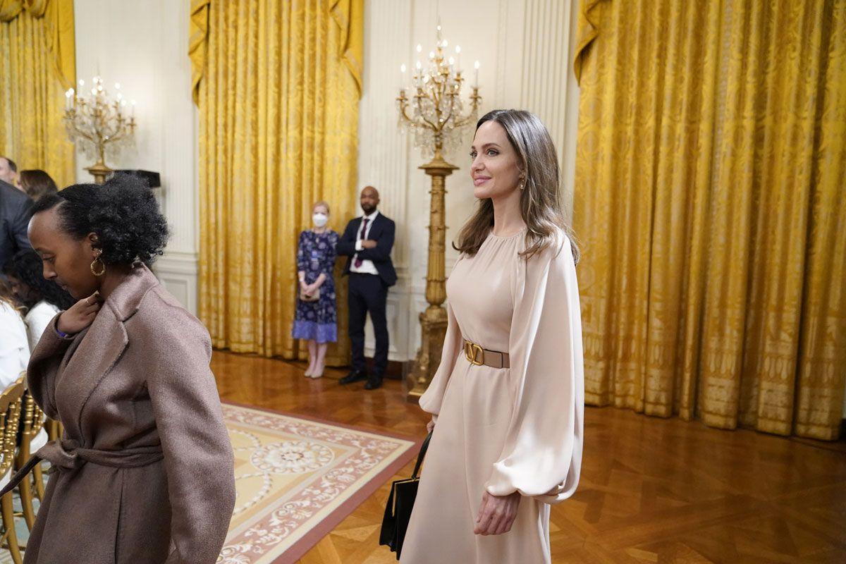 Angelina Jolie con vestido de Valentino en la Casa Blanca