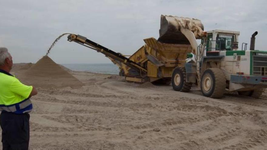 Las máquinas en plena faena ayer en la playa de Corinto.