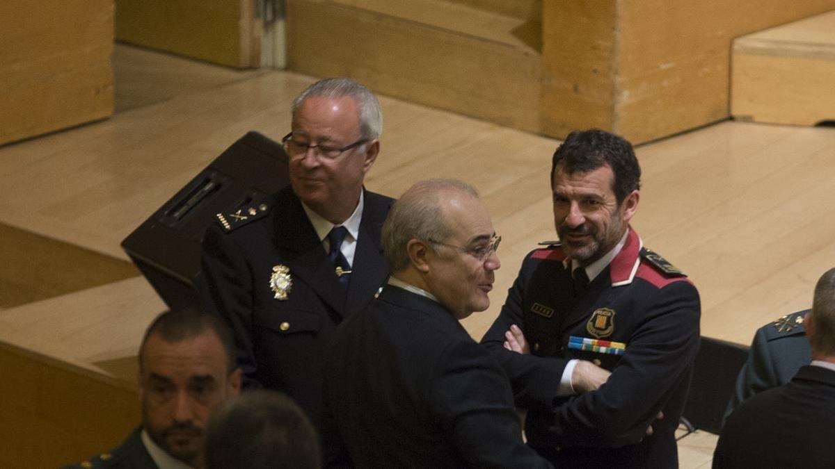 El juez Pablo Llarena conversa con el jefe de los Mossos Ferran López en la entrega de despachos de los nuevos jueces, presidida por el Rey, en Barcelona.