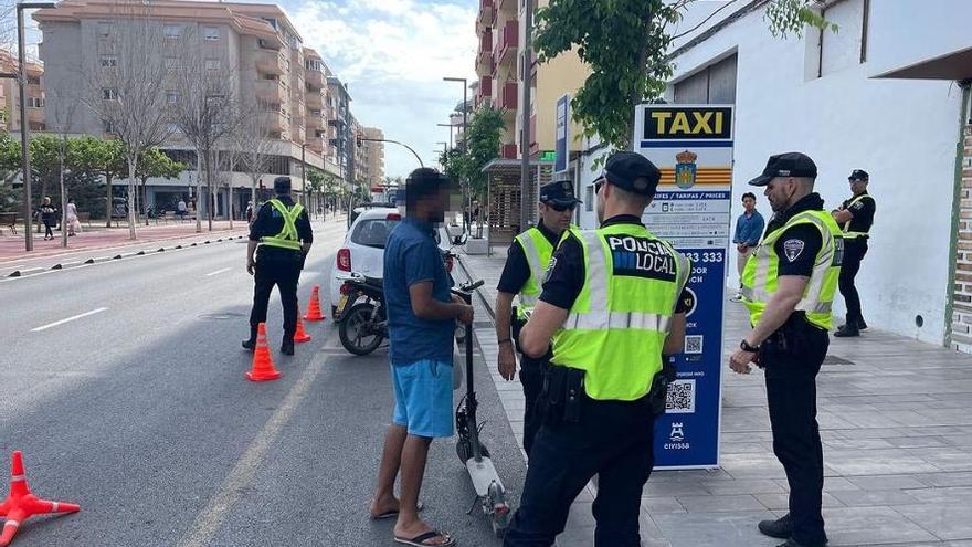 La Policía Local de Ibiza retira cinco patinetes y bicis por no cumplir la ordenanza de circulación
