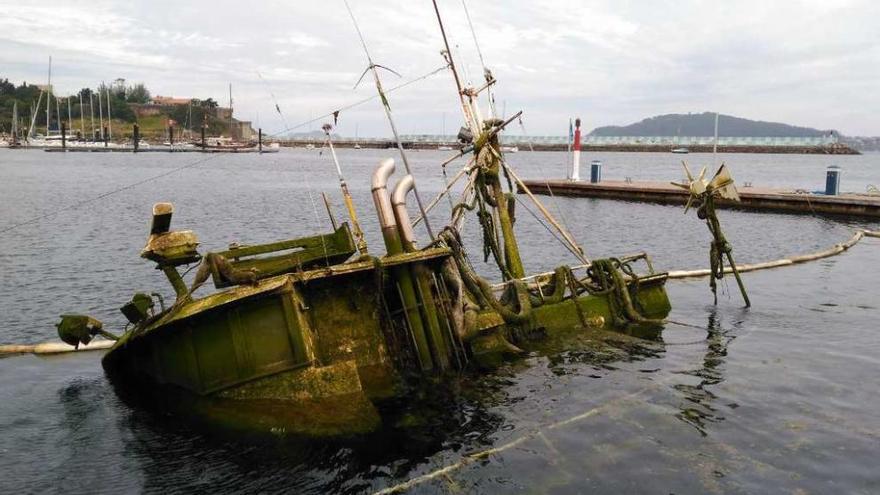 La marea baja permite observar el estado en que se encuentra la embarcación. // FdV