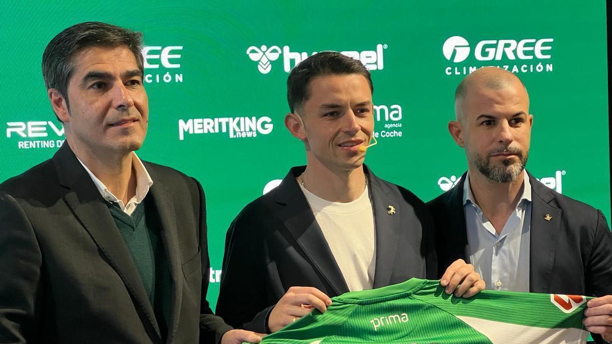 Álvaro Fidalgo, en su presentación con el Betis, acompañado por Ángel Haro y Manu Fajardo