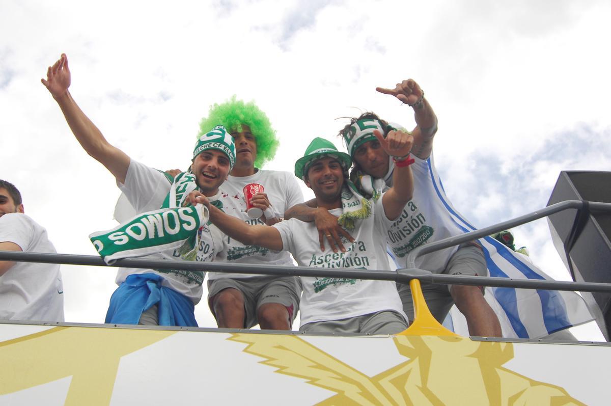 Pelayo, junto a Powel, Ángel Rodríguez, Etxeita y Palanca, en la celebración del ascenso a Primera de 2013