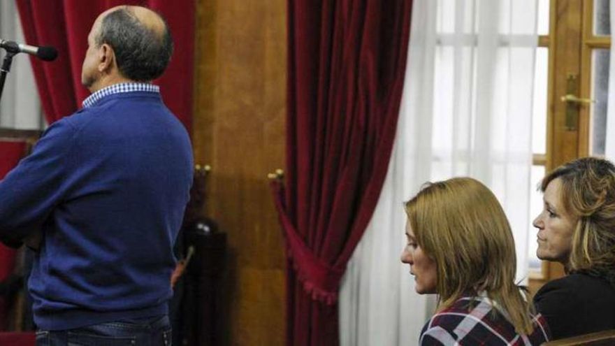 La alcaldesa y una administrativa, en el banquillo mientras declaraba el condenado a trabajos. // B. Lorenzo