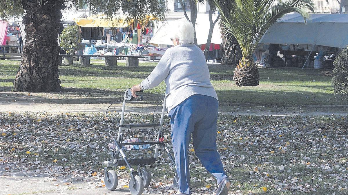 Una persona mayor caminando con ayuda de un andador