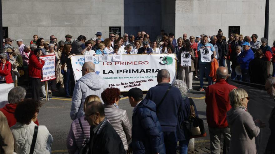 Asistentes a la concentración, frente al centro de salud de Puerta de la Villa. | MARCOS LEÓN