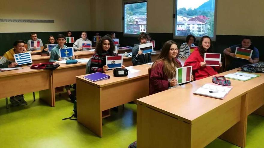 Alumnos del Instituto de Infiesto posan con banderas de distintos países para celebrar la Semana Europea de las Lenguas.