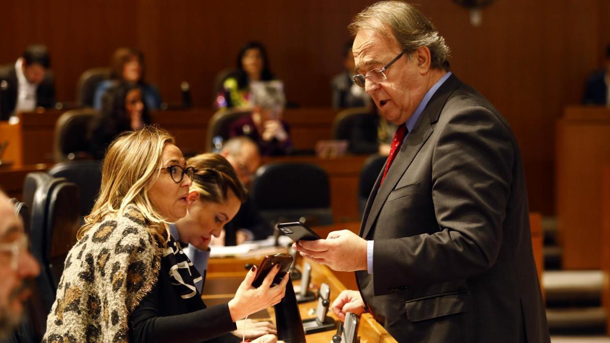 El consejero de Hacienda, Carlos Pérez, conversa con la portavoz del Gobierno, Mayte Pérez, en el pleno.