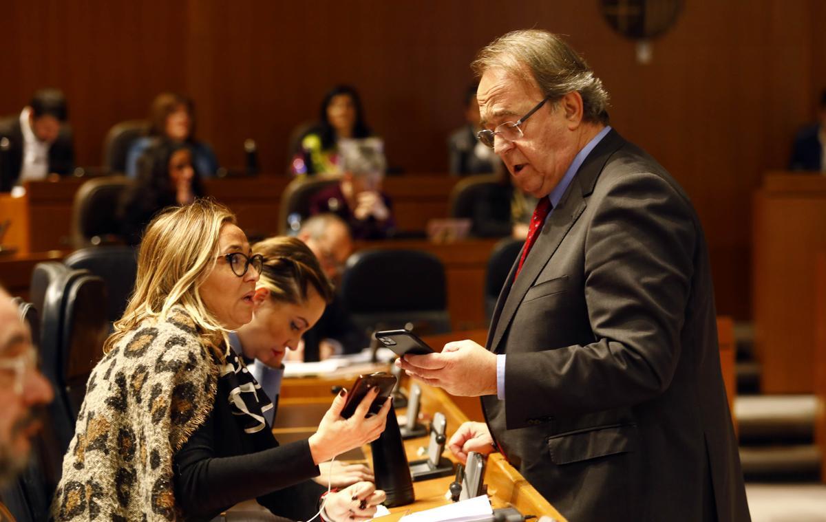 El consejero de Hacienda, Carlos Pérez, conversa con la portavoz del Gobierno, Mayte Pérez, en el pleno.