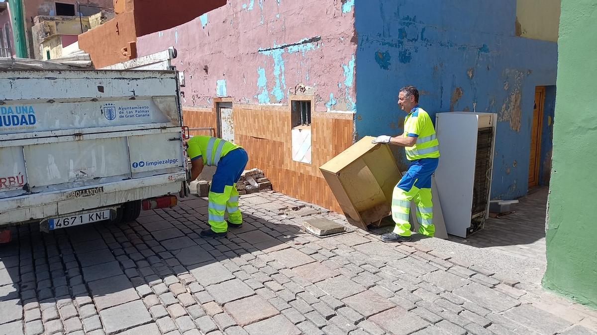 Imagen de los operarios municipales retirando enseres en el barrio de San Cristóbal, en Las Palmas de Gran Canaria.