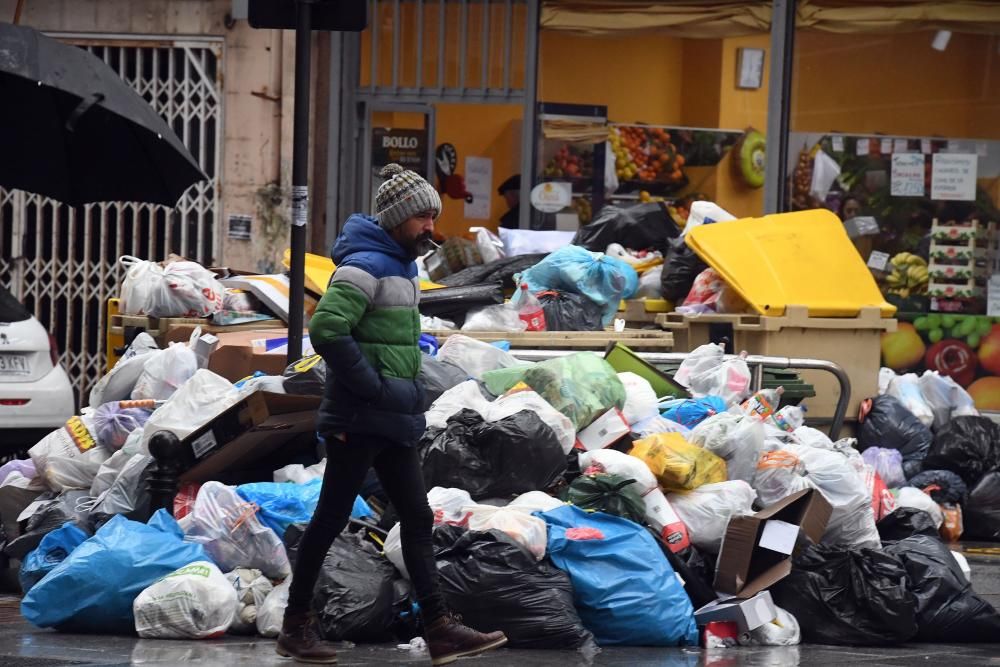 El servicio se ha reforzado esta mañana en la ronda de Nelle y el centro, donde se acumulan más residuos