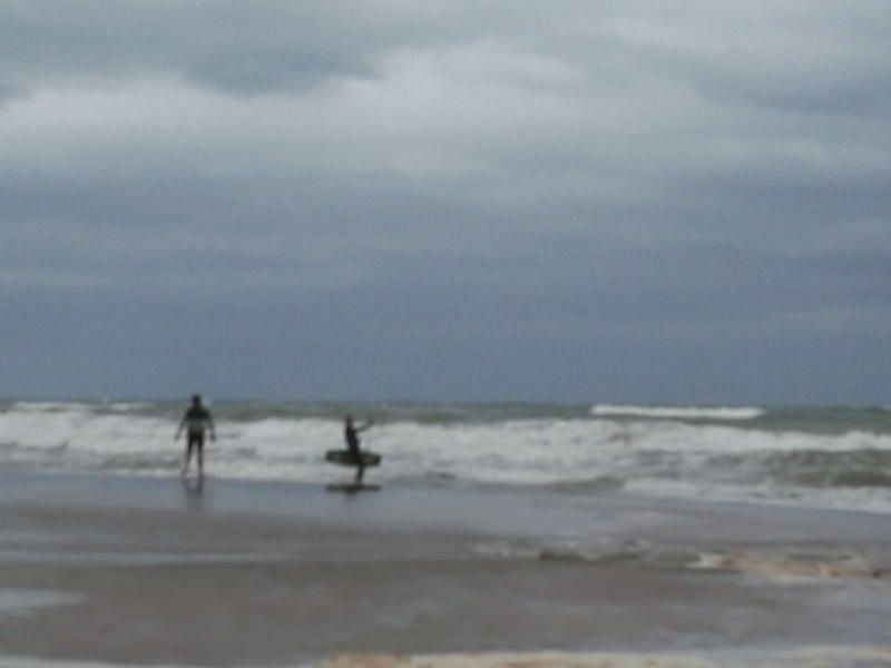 Olas de 2,5 metros invaden la playa de la Malvarrosa