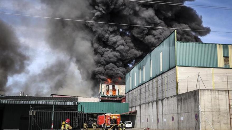 Un fuego arrasa un bazar y parte de una panificadora en El Nevero