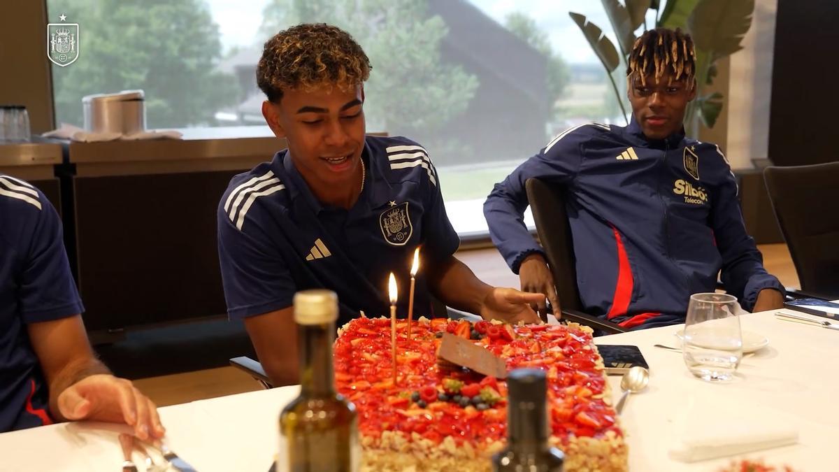 Lamine Yamal ha celebrado sus 17 cumpleaños rodeado de sus compañeros de la selección española