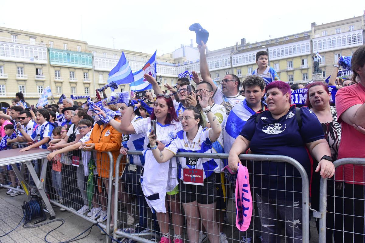 Miles de personas celebraron el ascenso con el Deportivo en la plaza de María Pita de A Coruña
