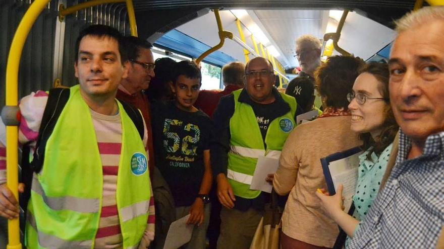 El concejal Ignacio Fernández del Páramo, a la izquierda, con los participantes en la ruta en autobús por Oviedo, ayer, en la línea E-2 de TUA.