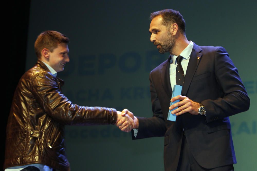 El ganador en Deporte, Sacha Kruithof, recibe el premio de manos del exjugador de Valencia Basket y actual director de marketing del club, Víctor Luengo.