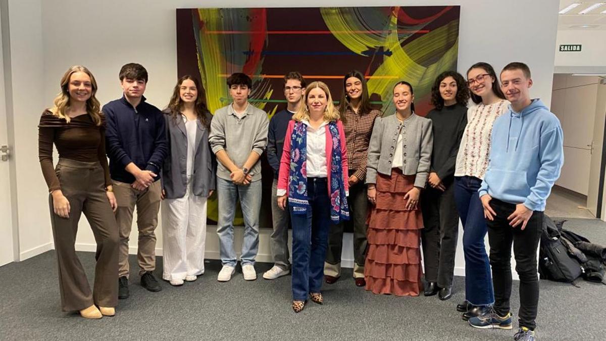 La consejera de Empleo, Ciencia y Universidades, Claudia Pérez Forniés, junto a algunos de los alumnos que han recibido la Beca de Excelencia.