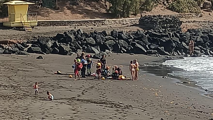 Los bomberos rescatan a dos hombres en apuros en una playa de Telde