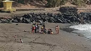 Los bomberos rescatan a dos hombres en apuros en una playa de Telde