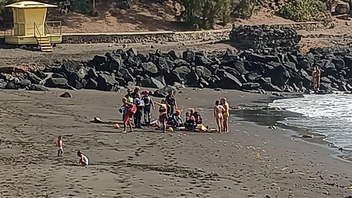 Efectivos de emergencias atienden a los afectados en la orilla de la playa de Hoya del Pozo, en Telde.