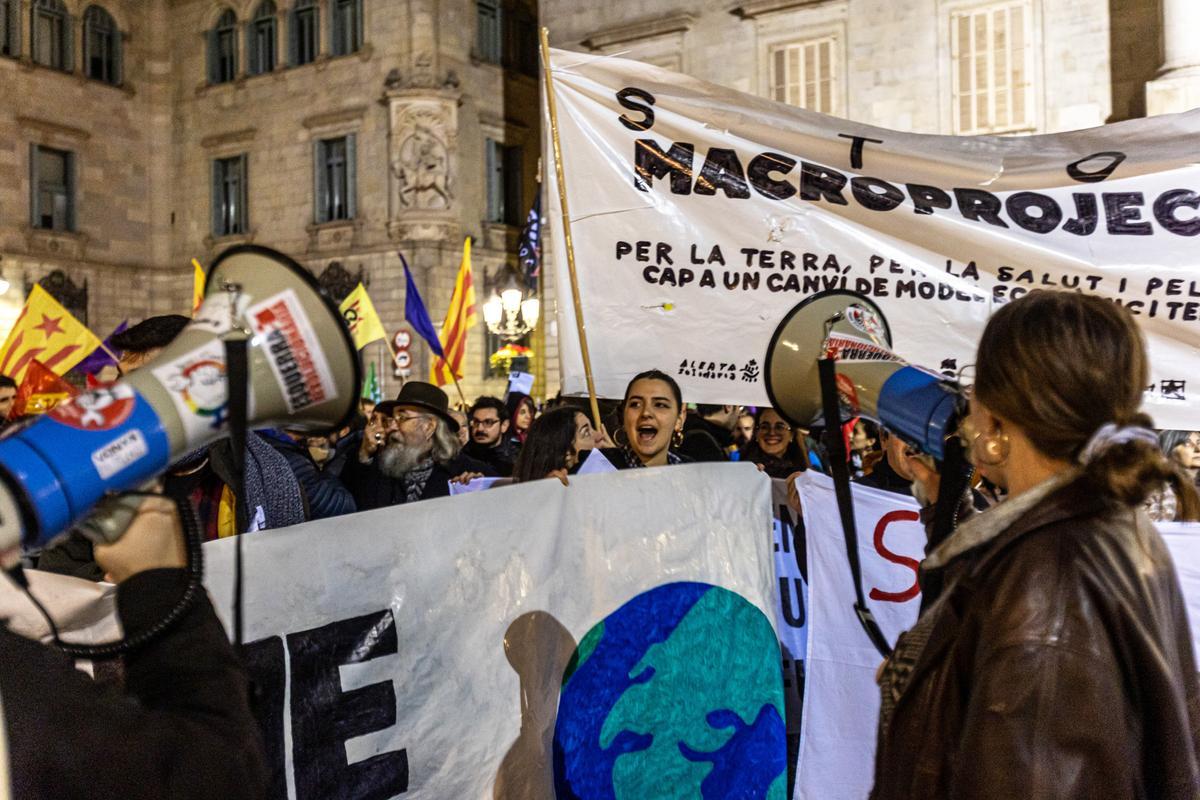 La manifestación contra el Hard Rock, la ampliación del aeropuerto y el Cuarto Cinturón corta el centro de Barcelona