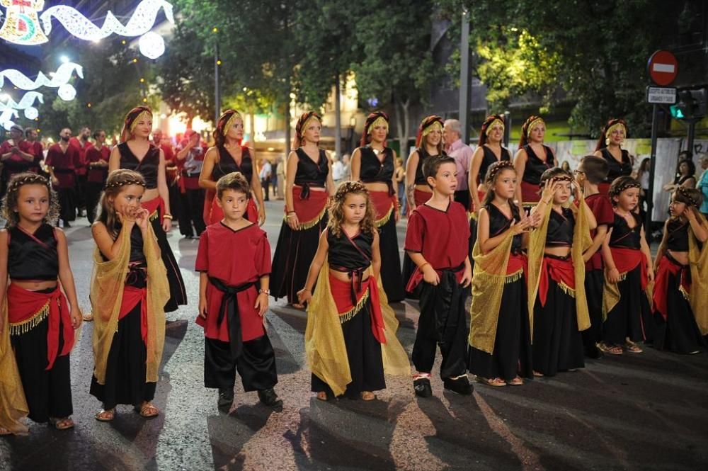 Desfile de Moros y Cristianos por las calles de Mu