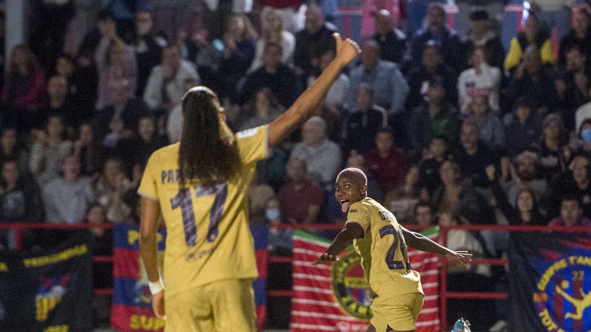 Oshoala celebra el segundo gol de su equipo durante el partido aplazado de la primera jornada de la liga de fútbol femenino entre el Levante Las Planas y el FC Barcelona.