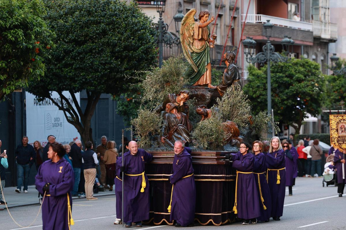 Procesiones en Vigo: paso del Jueves Santo en la parroquia del Sagrado Corazón de Xesús