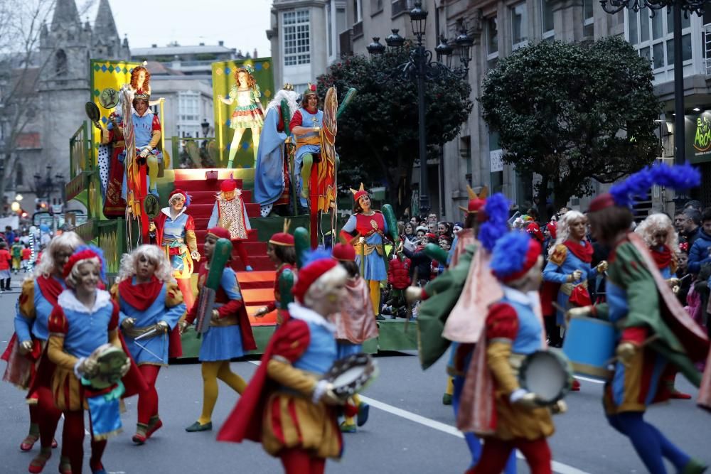 Veintitrés comparsas participan en el desfile por un abarrotado centro urbano.