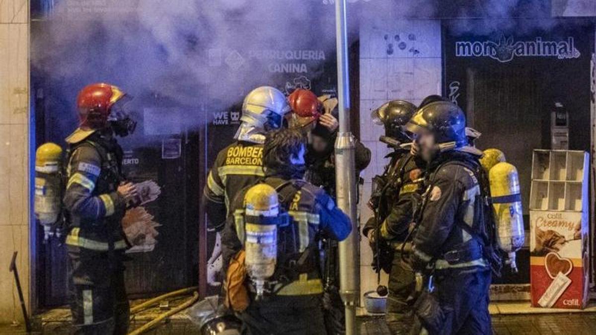 Un grup de bombers de Barcelona durant una intervenció. |  LORENA SOPÊNA / EUROPA PRESS